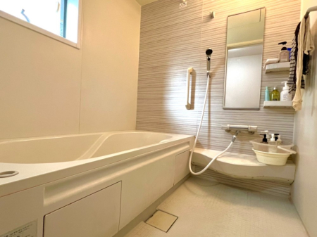 浴室 落ち着いた雰囲気でゆっくりお寛ぎいただけるバスルームは浴室乾燥機付き