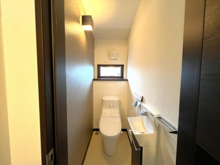 トイレ 2階のトイレはタンクレスになっています